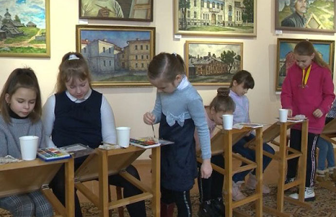 В Краснополье юные художники рисуют в музее (видео)
