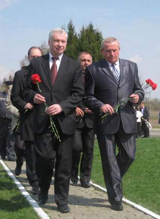 Министр юстиции РБ В.Г.Голованов и председатель Краснопольского райисполкома А.А. Ветошкин возлагают цветы к памятнику отселенным деревням 