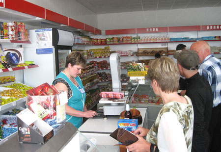 В магазине агрогородка, слева – заведующая Е.В. Белякова 