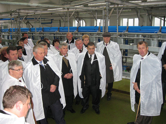 Участники заседания в животноводческом помещении фермы д. Ясенка