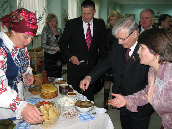 В молодежном центре гостей потчевали белорусскими национальными блюдами