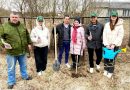 В Краснополье участники проекта «ЭкоМир» посетили многодетные семьи и посадили саженцы