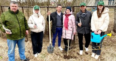 В Краснополье участники проекта «ЭкоМир» посетили многодетные семьи и посадили саженцы